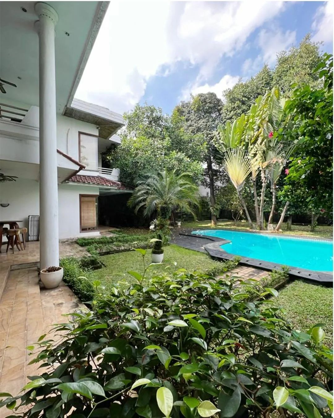 HS1621 ABDUL MAJID - CIPETE. Rumah Cocok Untuk Usaha Kantor, Cafe, Resto.  Ada Pool dan Taman Luas