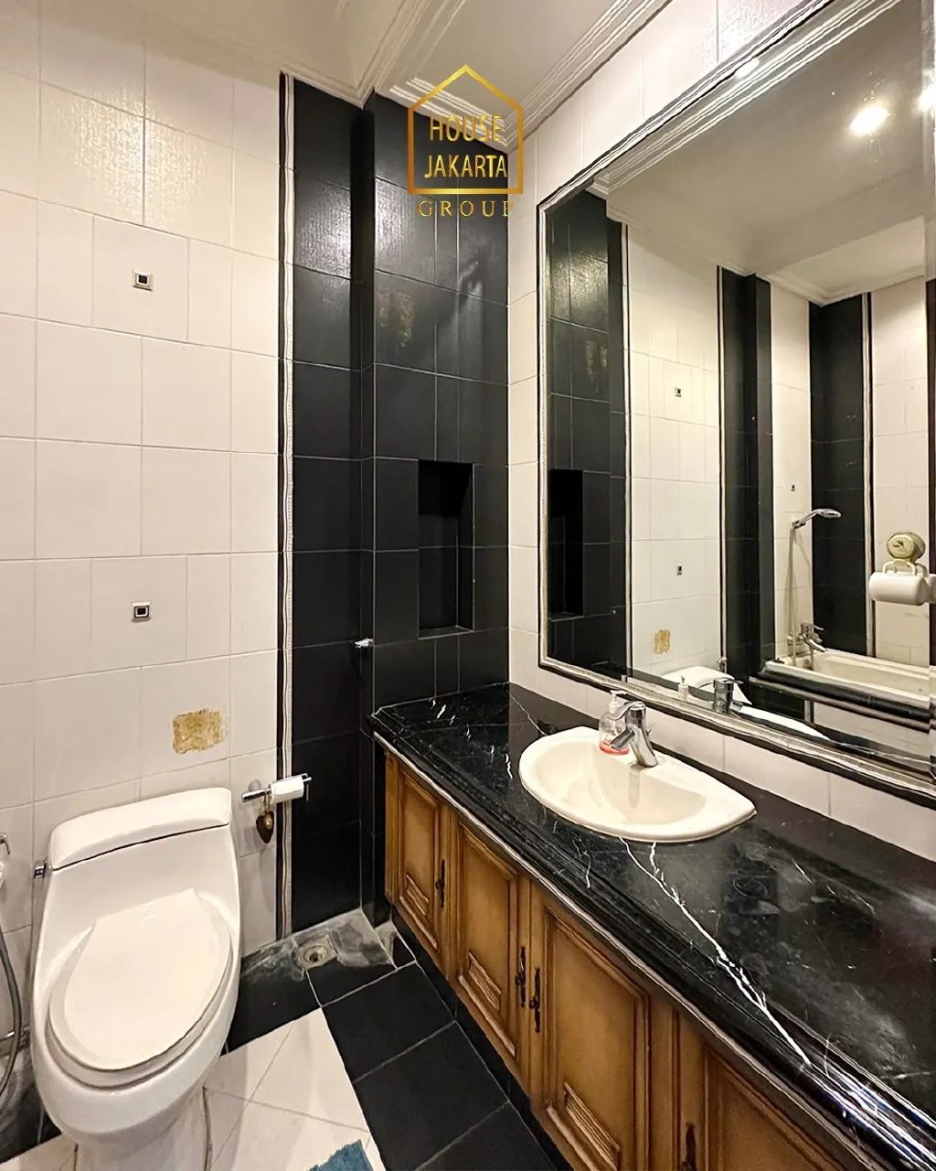 HS1626 Luxury House 3 Lantai, Marmer Impor, Ada Lift, Lokasi Elite Dekat Komplek Menteri.