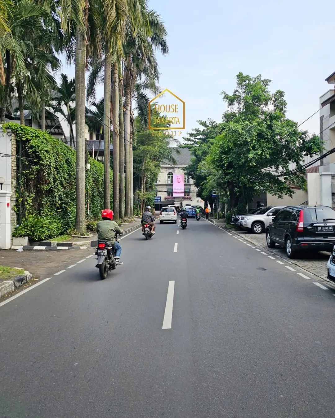 HS1628 Rumah Lama Hitung Tanah. Bentuk Kotak. Lokasi Elite Dekat Hotel Dharmawangsa. Jarang Ada