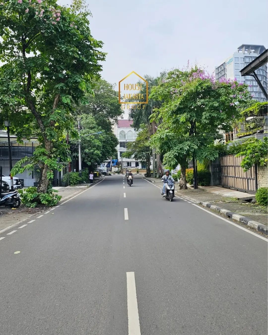 HS1628 Rumah Lama Hitung Tanah. Bentuk Kotak. Lokasi Elite Dekat Hotel Dharmawangsa. Jarang Ada