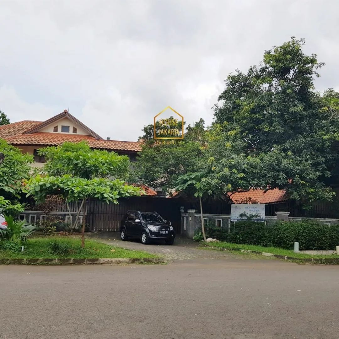 HS1636 Rumah 2 Lantai, Parkir 5 Mobil. Lingkungan Tenang dan Nyaman. Bisa Dibeli Setengah Kavling.