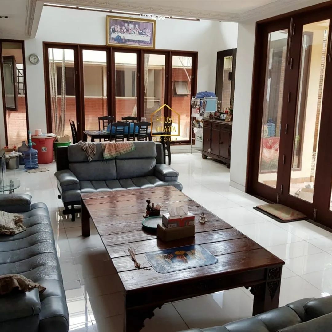 HS1636 Rumah 2 Lantai, Parkir 5 Mobil. Lingkungan Tenang dan Nyaman. Bisa Dibeli Setengah Kavling.