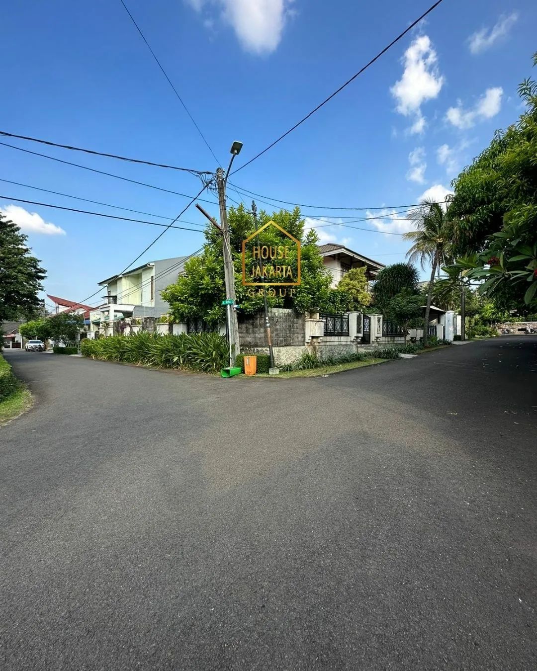 HS1638 Rumah Siap Huni 2 Lantai Dalam Komplek, Lingkungan Tenang, Ada Pool