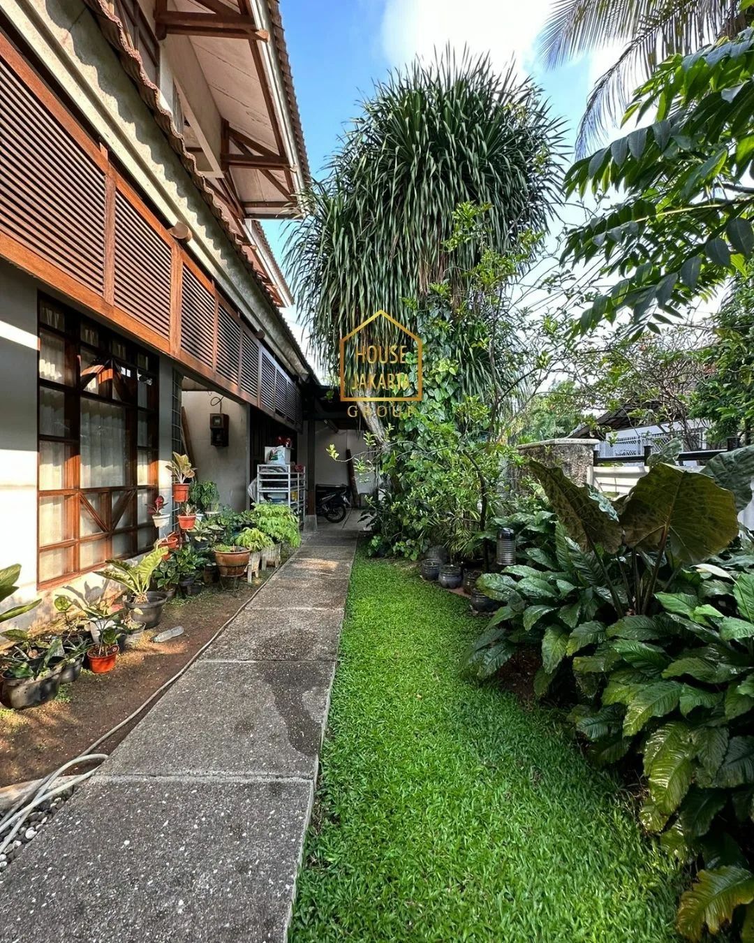 HS1638 Rumah Siap Huni 2 Lantai Dalam Komplek, Lingkungan Tenang, Ada Pool