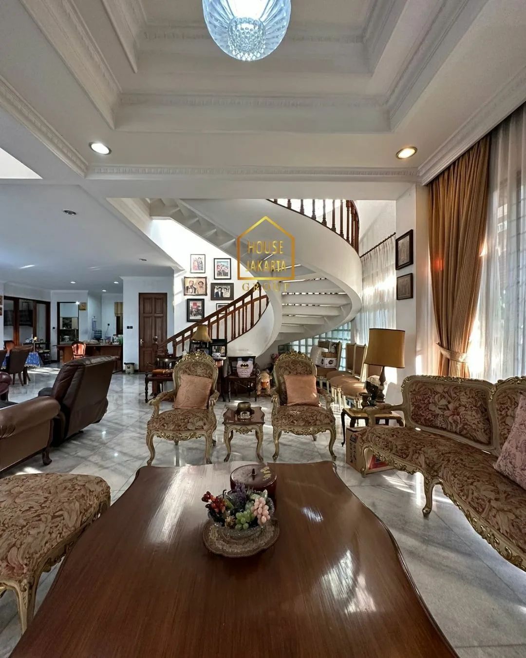 HS1638 Rumah Siap Huni 2 Lantai Dalam Komplek, Lingkungan Tenang, Ada Pool