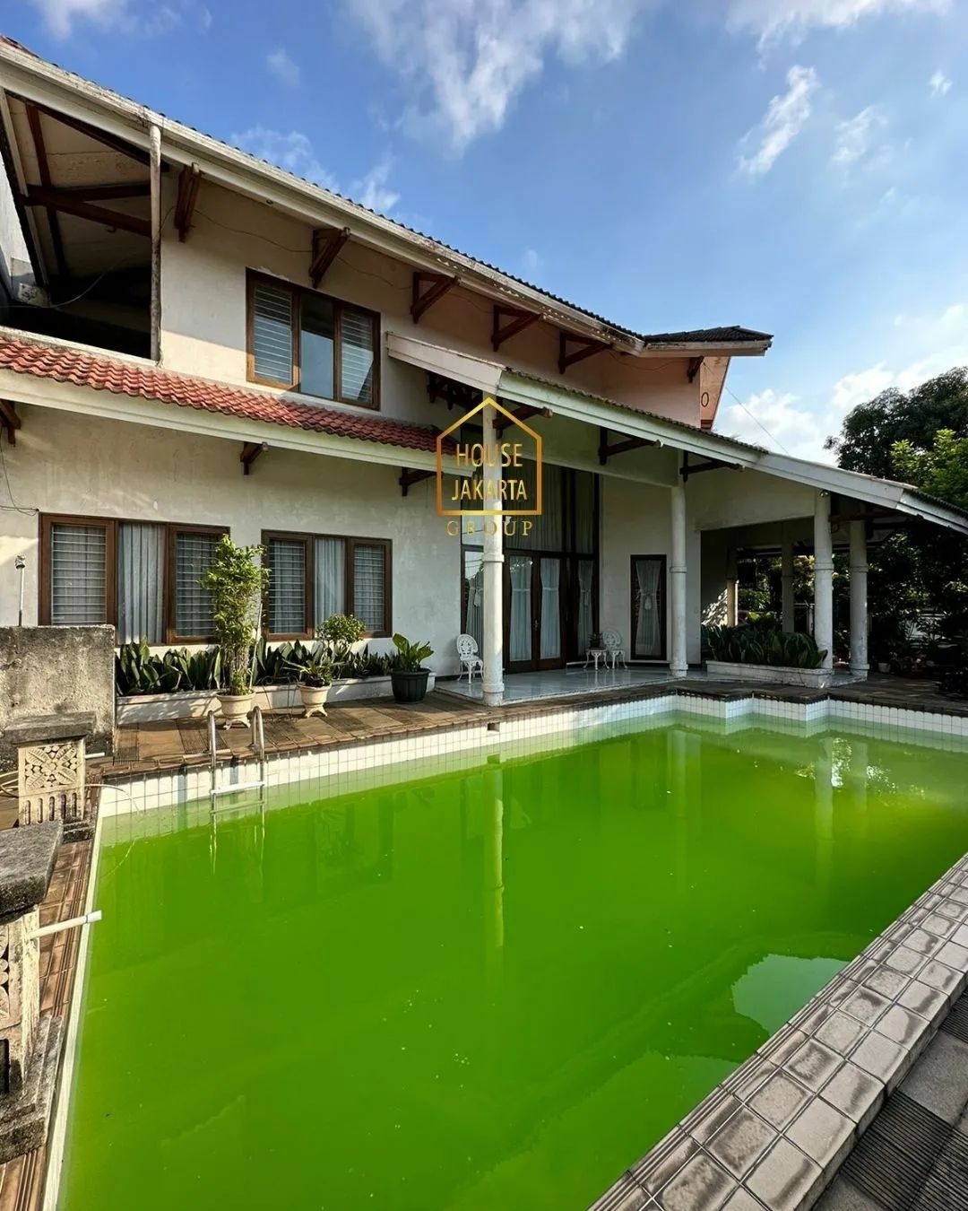 HS1638 Rumah Siap Huni 2 Lantai Dalam Komplek, Lingkungan Tenang, Ada Pool