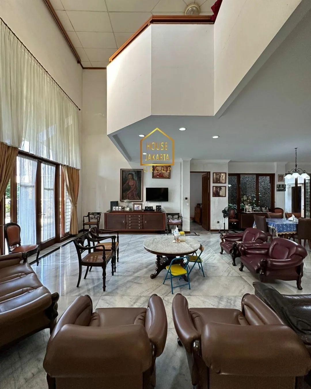 HS1638 Rumah Siap Huni 2 Lantai Dalam Komplek, Lingkungan Tenang, Ada Pool