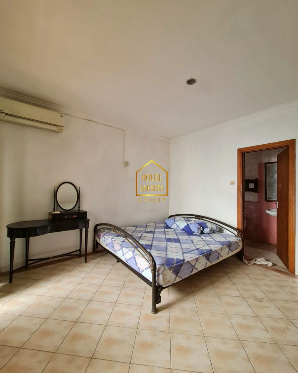 HS1639 Rumah Bagus Siap Huni, Lokasi Strategis & Tenang, Jalan Lebar. One Gate System