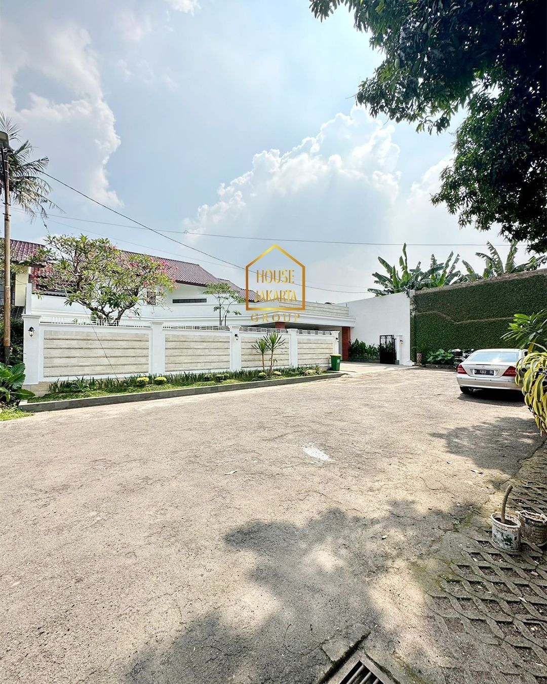 HS1643 Newly Renovated House. Large Garden & Pool. Lokasi Strategis Dekat MRT & Tol Simatupang