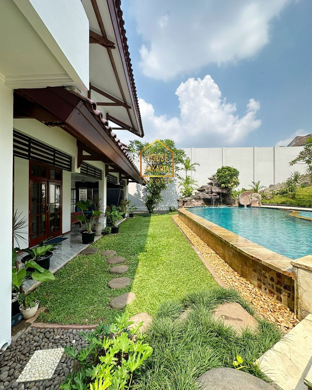 HS1643 Newly Renovated House. Large Garden & Pool. Lokasi Strategis Dekat MRT & Tol Simatupang