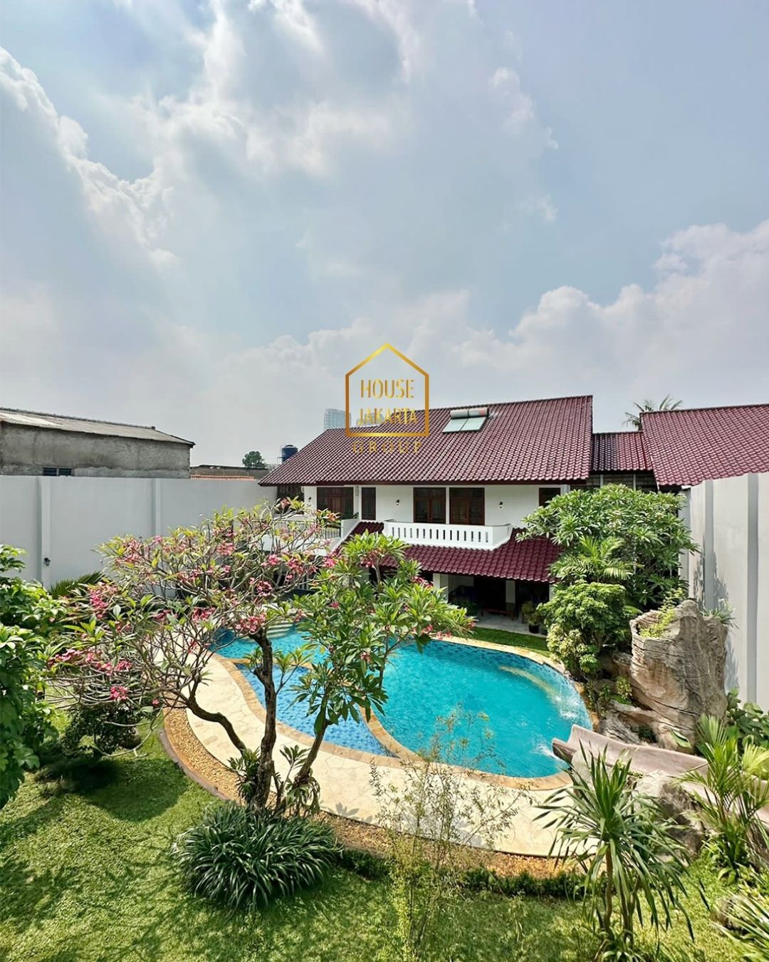 HS1643 Newly Renovated House. Large Garden & Pool. Lokasi Strategis Dekat MRT & Tol Simatupang