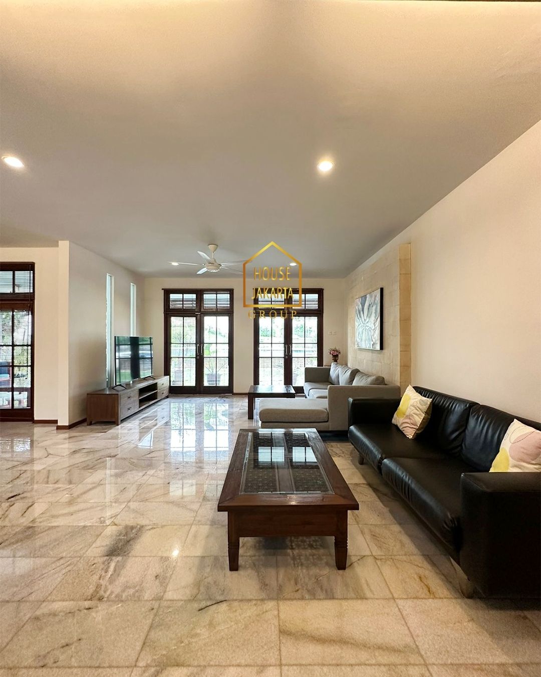 HS1643 Newly Renovated House. Large Garden & Pool. Lokasi Strategis Dekat MRT & Tol Simatupang