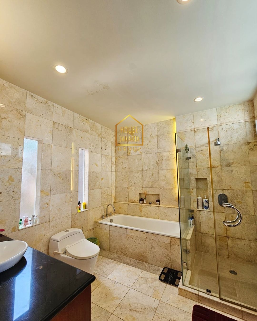 HS1643 Newly Renovated House. Large Garden & Pool. Lokasi Strategis Dekat MRT & Tol Simatupang