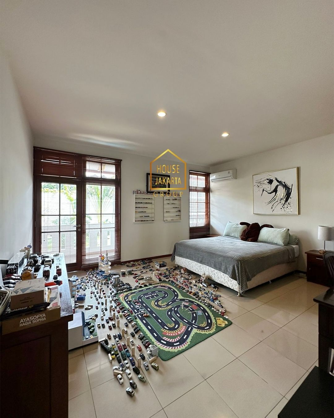 HS1643 Newly Renovated House. Large Garden & Pool. Lokasi Strategis Dekat MRT & Tol Simatupang