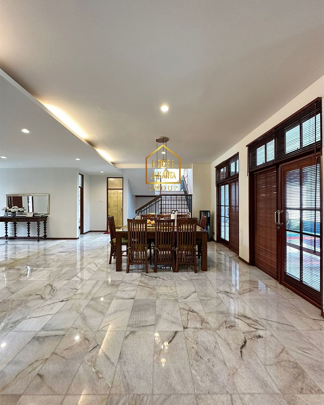 HS1643 Newly Renovated House. Large Garden & Pool. Lokasi Strategis Dekat MRT & Tol Simatupang