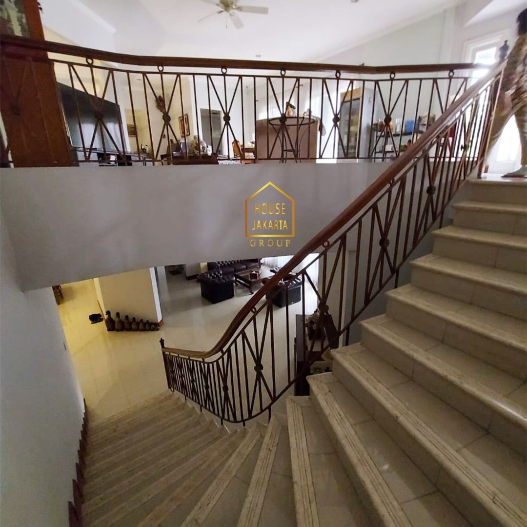 HS1644 Rumah Hook, 2 Lantai, Taman Luas, Two Gates, Lingkungan Asri, Dekat TB Simatupang