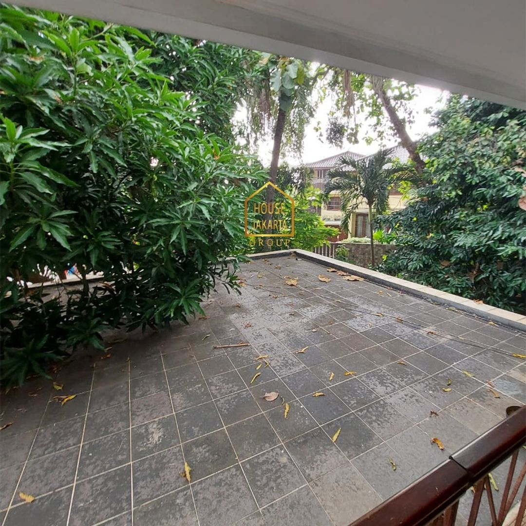 HS1644 Rumah Hook, 2 Lantai, Taman Luas, Two Gates, Lingkungan Asri, Dekat TB Simatupang