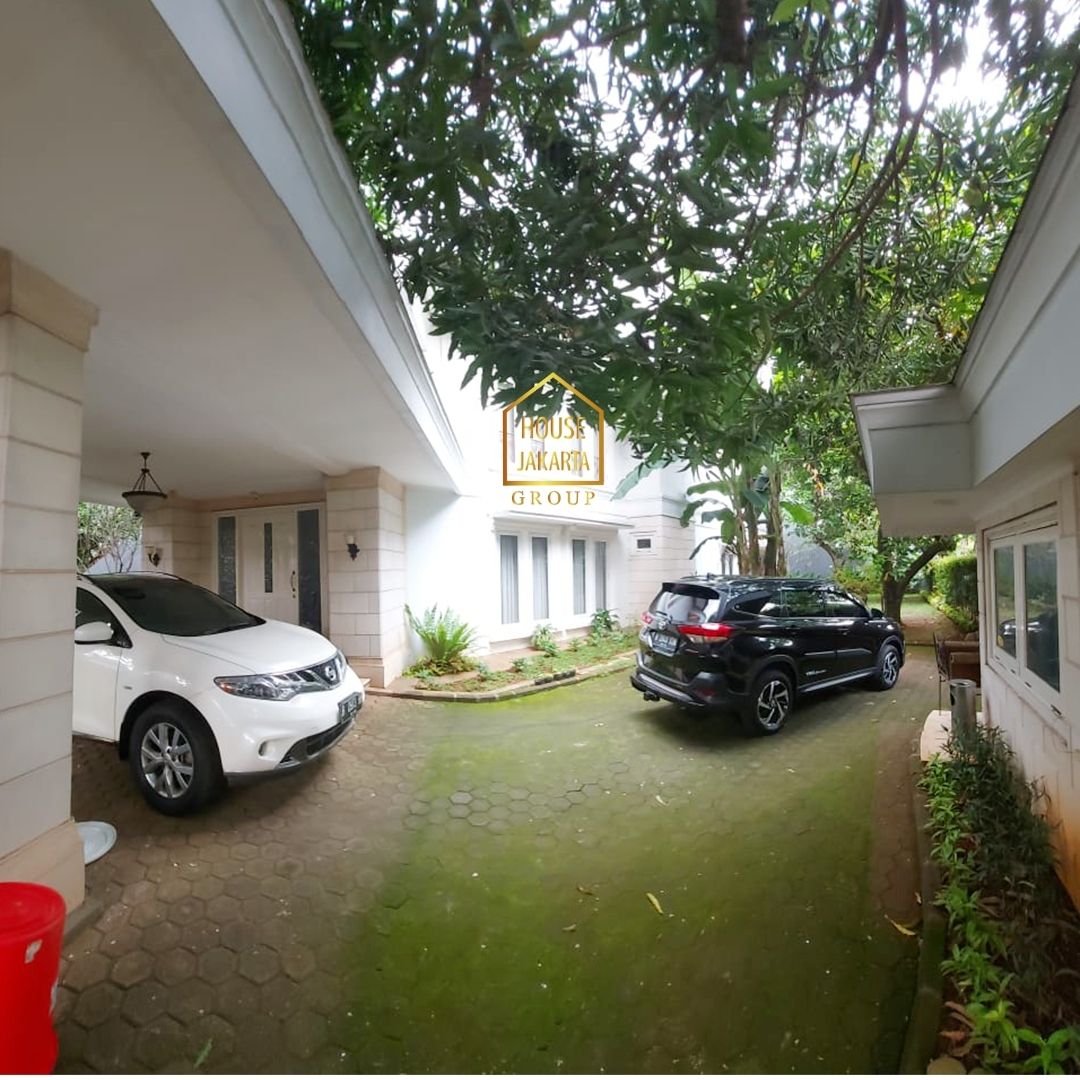 HS1644 Rumah Hook, 2 Lantai, Taman Luas, Two Gates, Lingkungan Asri, Dekat TB Simatupang