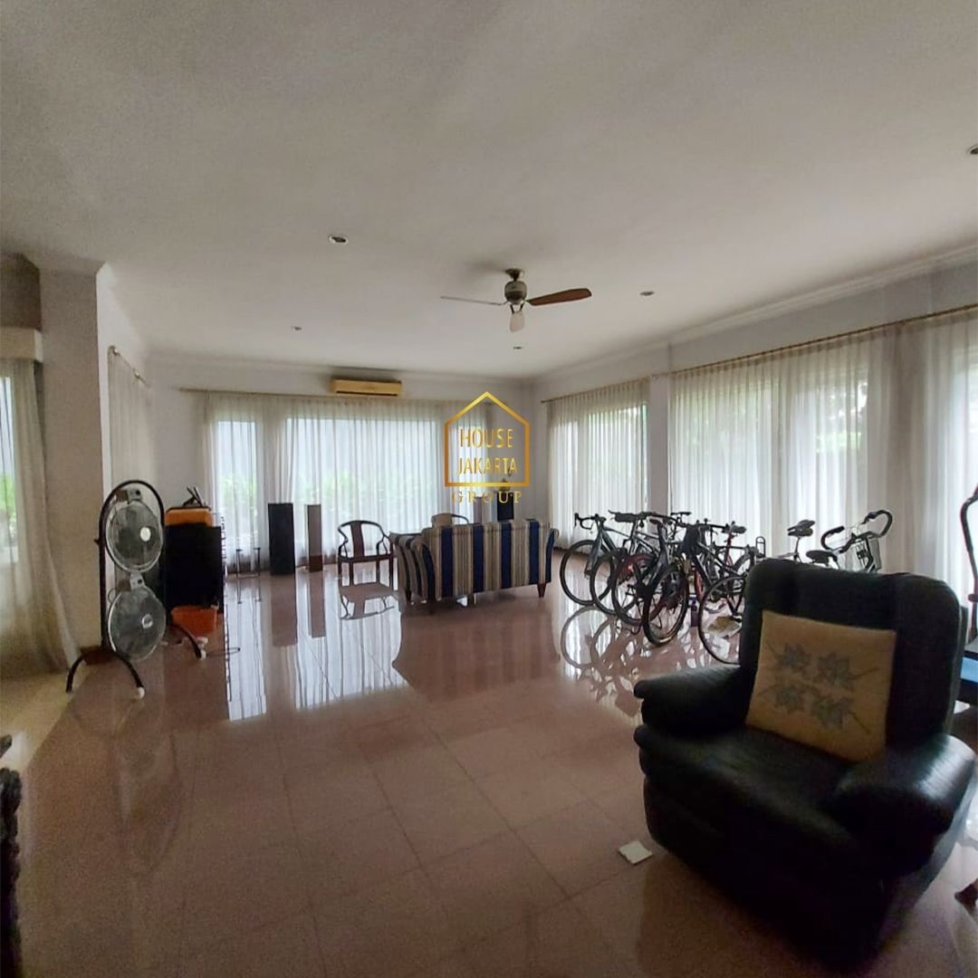 HS1644 Rumah Hook, 2 Lantai, Taman Luas, Two Gates, Lingkungan Asri, Dekat TB Simatupang