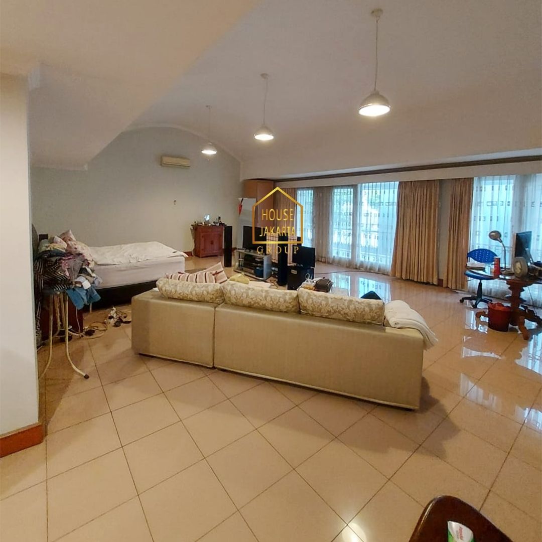 HS1644 Rumah Hook, 2 Lantai, Taman Luas, Two Gates, Lingkungan Asri, Dekat TB Simatupang