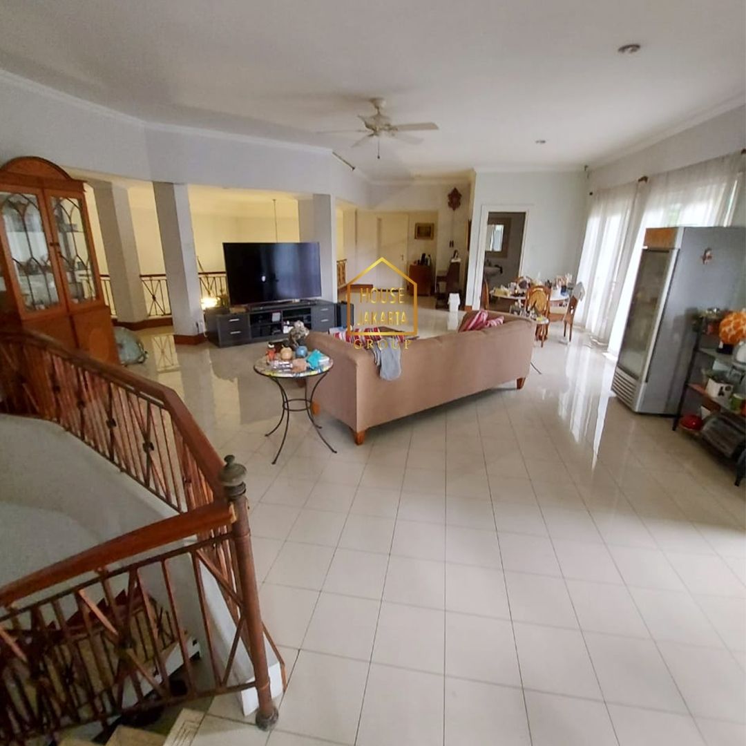 HS1644 Rumah Hook, 2 Lantai, Taman Luas, Two Gates, Lingkungan Asri, Dekat TB Simatupang