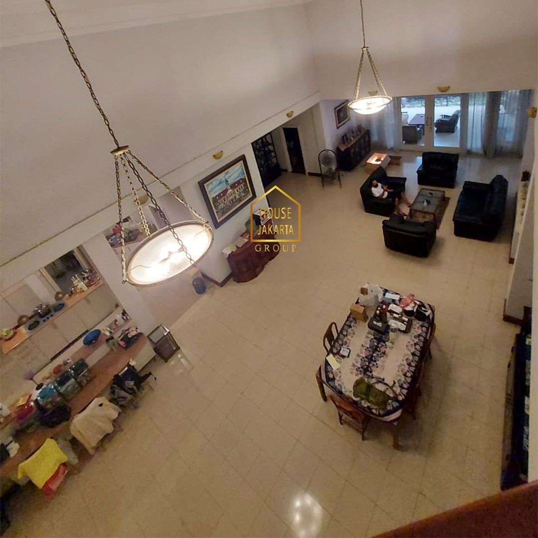 HS1644 Rumah Hook, 2 Lantai, Taman Luas, Two Gates, Lingkungan Asri, Dekat TB Simatupang