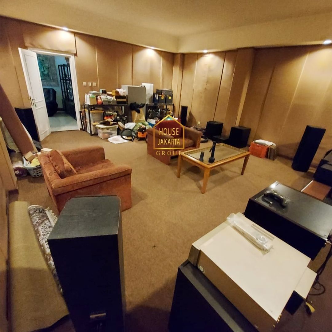 HS1644 Rumah Hook, 2 Lantai, Taman Luas, Two Gates, Lingkungan Asri, Dekat TB Simatupang