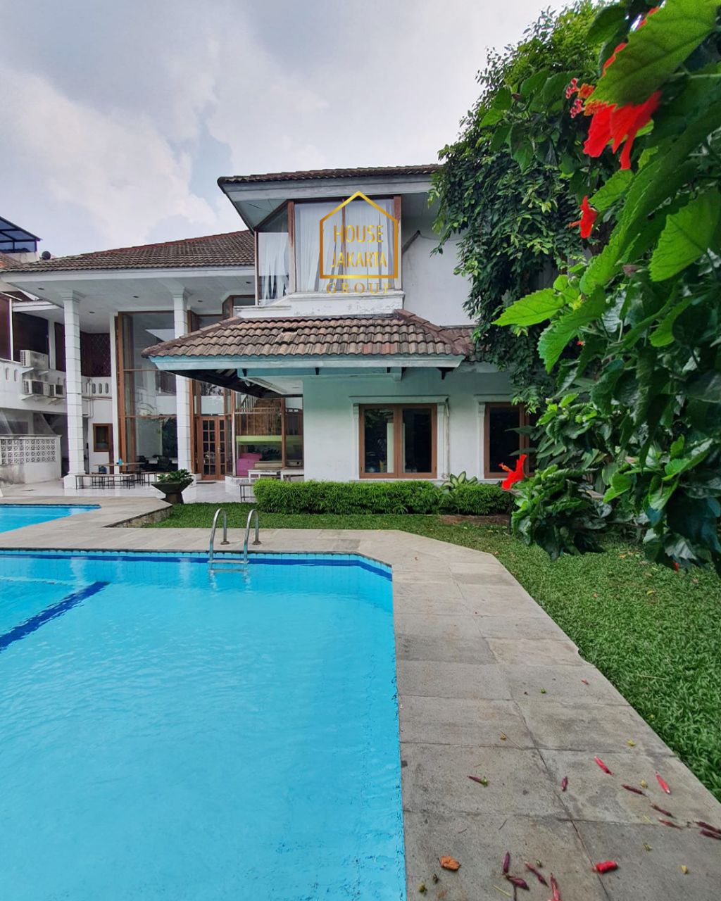 HS1645 Rumah 2 Lantai, Bisa Untuk Hunian dan Kantor. Ada Pool. Jalan Lebar & Bebas Banjir.