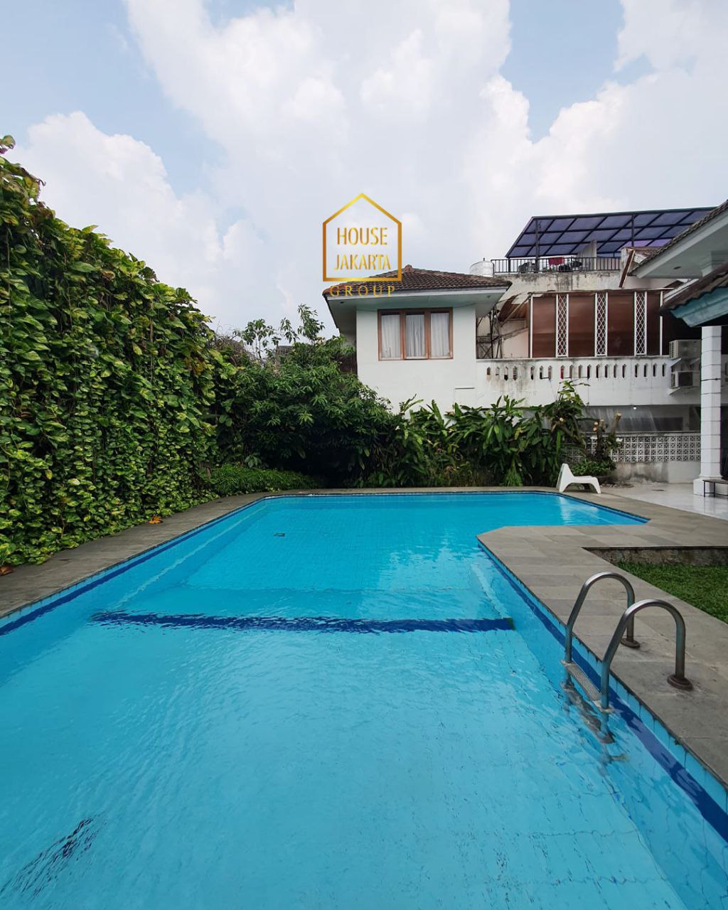 HS1645 Rumah 2 Lantai, Bisa Untuk Hunian dan Kantor. Ada Pool. Jalan Lebar & Bebas Banjir.