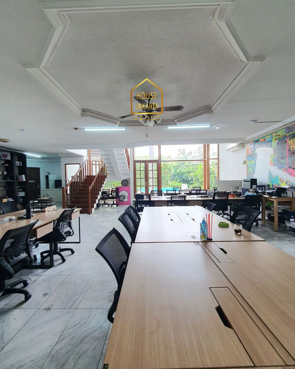 HS1645 Rumah 2 Lantai, Bisa Untuk Hunian dan Kantor. Ada Pool. Jalan Lebar & Bebas Banjir.