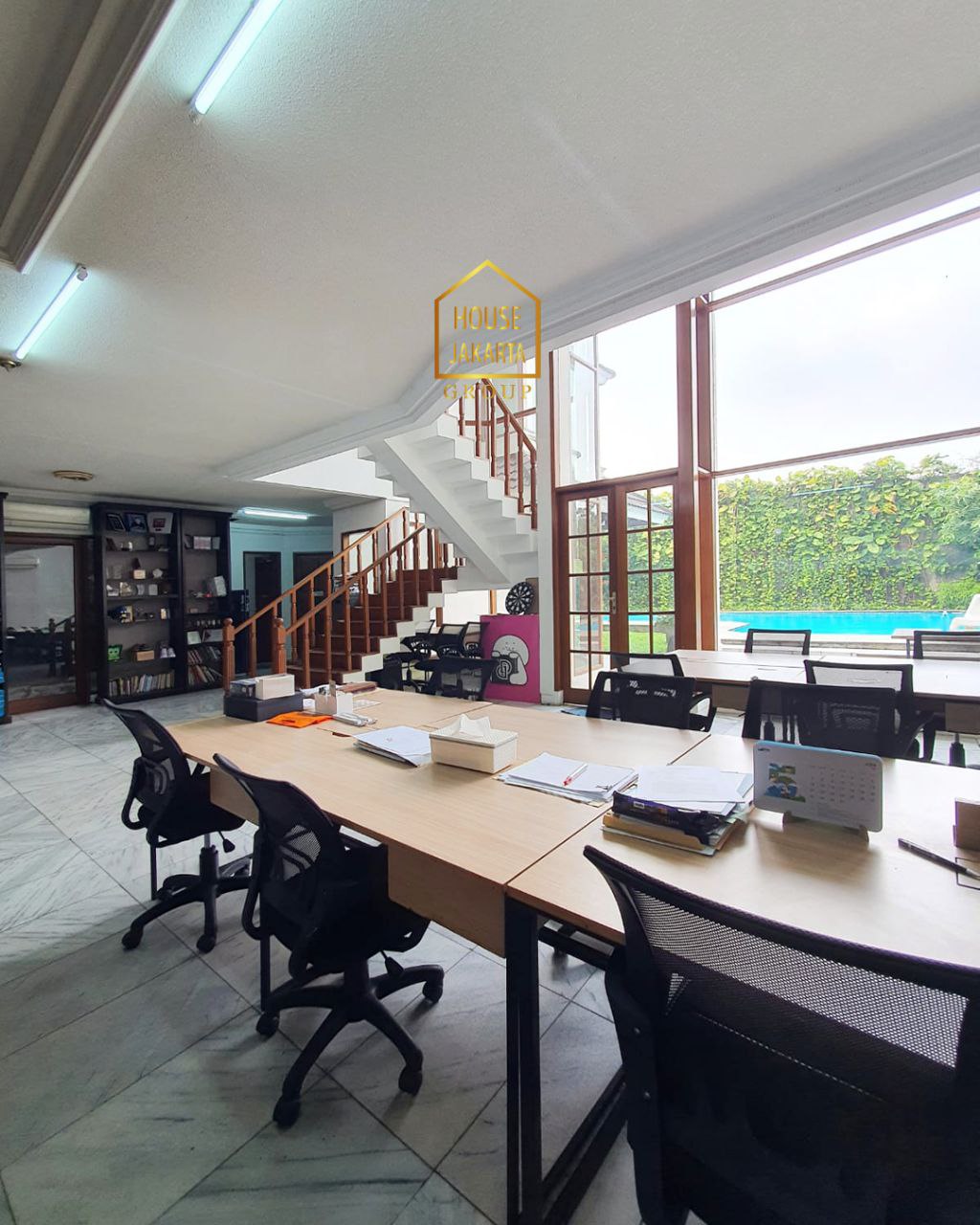 HS1645 Rumah 2 Lantai, Bisa Untuk Hunian dan Kantor. Ada Pool. Jalan Lebar & Bebas Banjir.