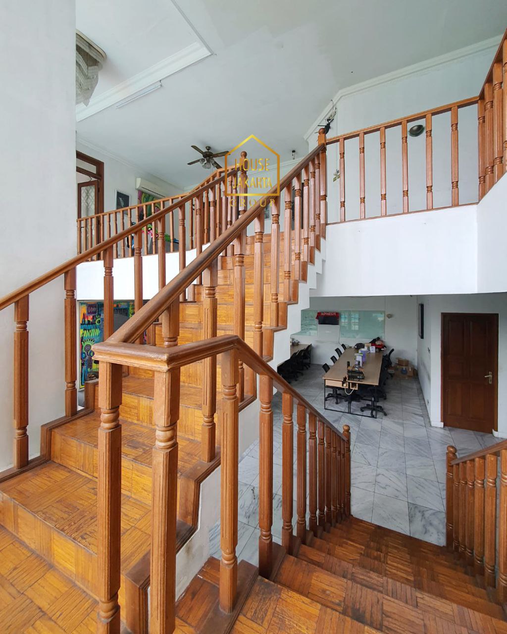 HS1645 Rumah 2 Lantai, Bisa Untuk Hunian dan Kantor. Ada Pool. Jalan Lebar & Bebas Banjir.