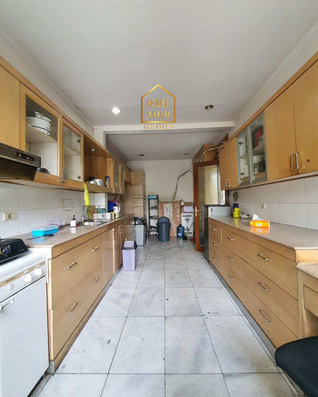 HS1645 Rumah 2 Lantai, Bisa Untuk Hunian dan Kantor. Ada Pool. Jalan Lebar & Bebas Banjir.