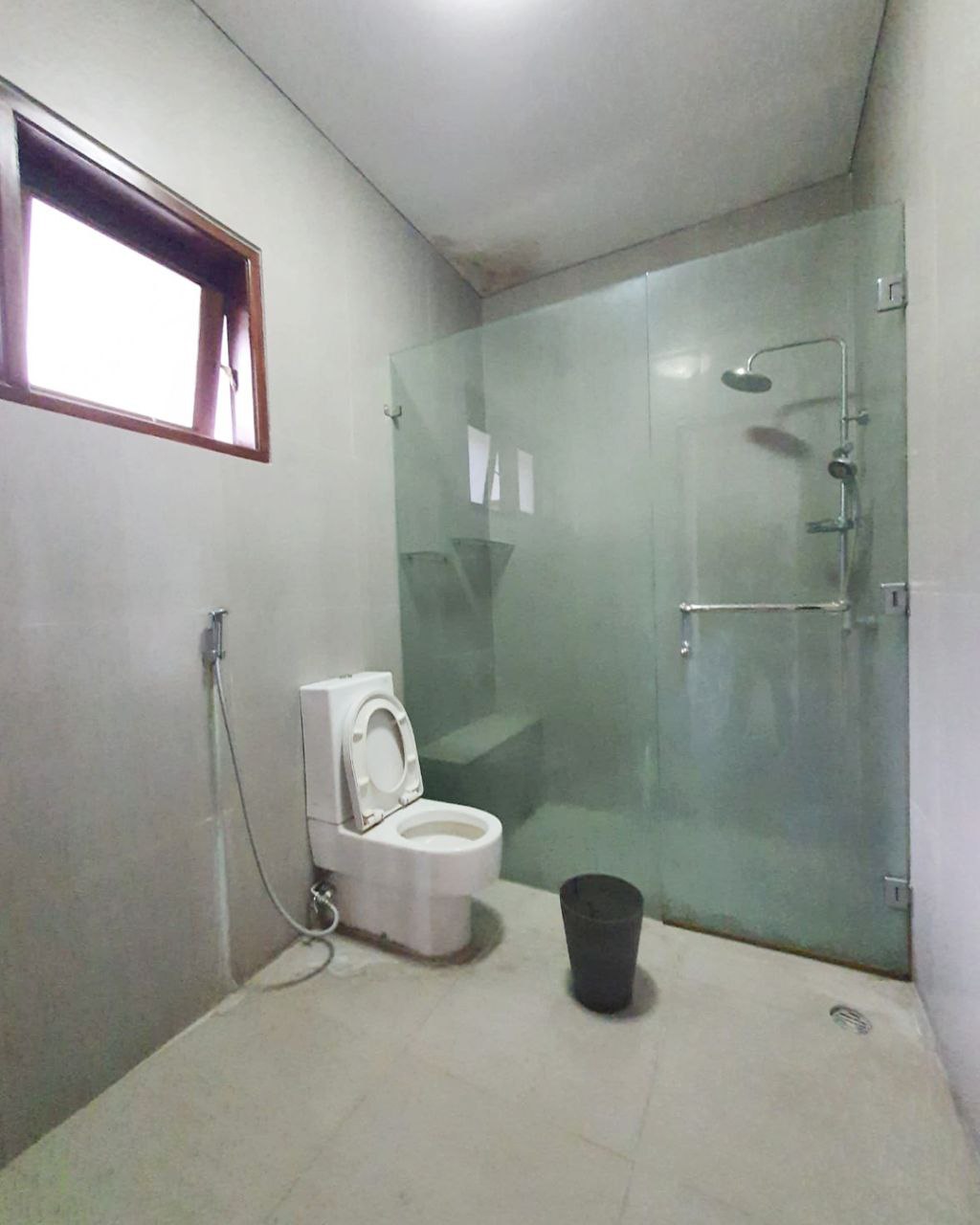 HS1645 Rumah 2 Lantai, Bisa Untuk Hunian dan Kantor. Ada Pool. Jalan Lebar & Bebas Banjir.