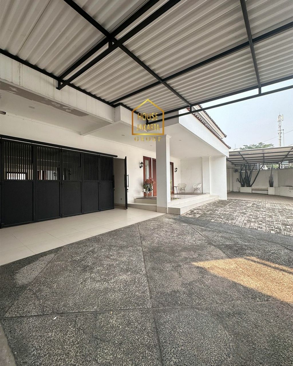 HS1651 Rumah Siap Huni 1 Lantai di Komersil Area. Cocok untuk Cafe, Resto, dan Kantor