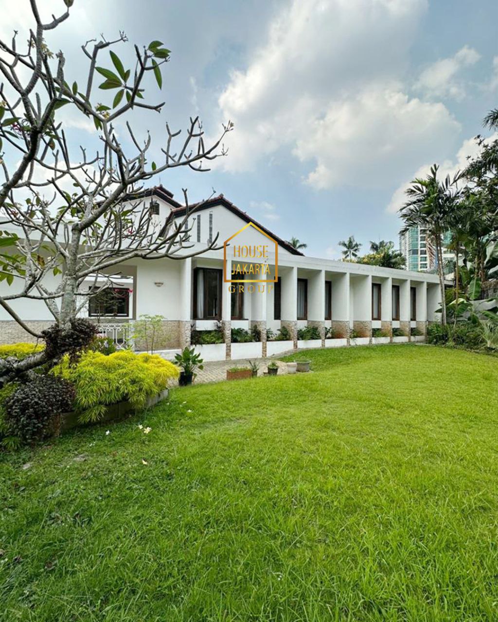 HS1652 Rumah Siap Huni 2 Lantai + Basement dan Pool, Jarang Ada View Golf