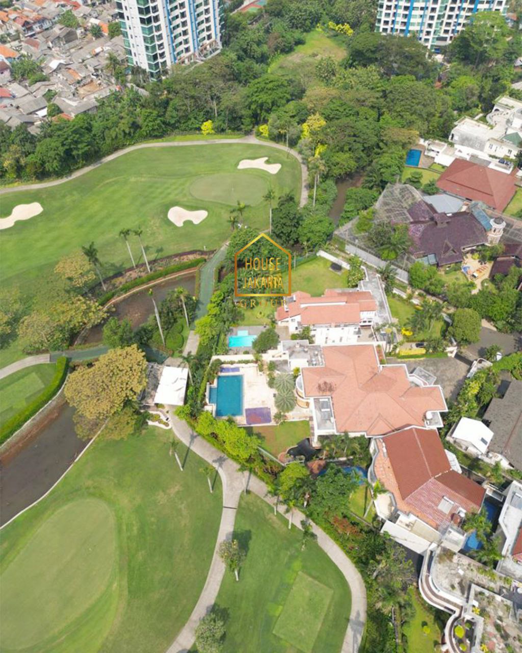 HS1652 Rumah Siap Huni 2 Lantai + Basement dan Pool, Jarang Ada View Golf