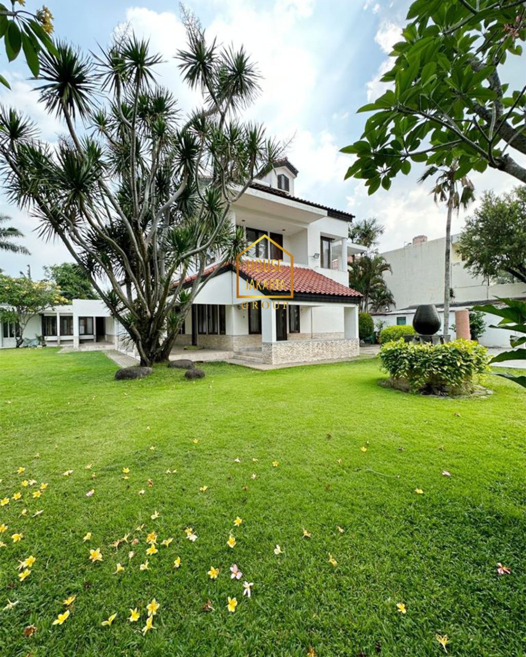 HS1652 Rumah Siap Huni 2 Lantai + Basement dan Pool, Jarang Ada View Golf