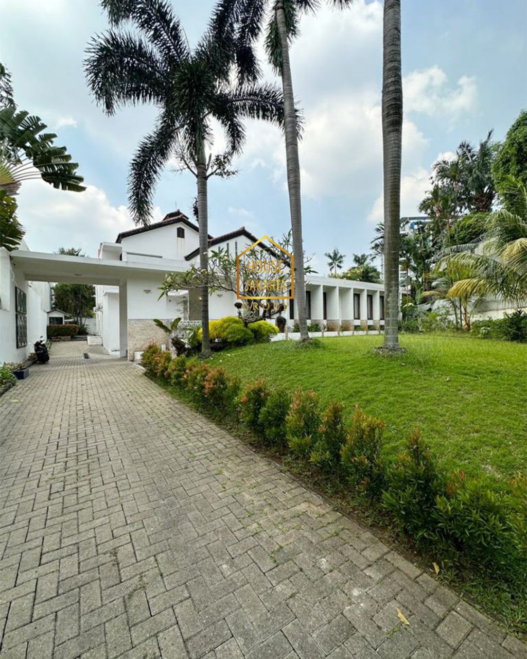 HS1652 Rumah Siap Huni 2 Lantai + Basement dan Pool, Jarang Ada View Golf