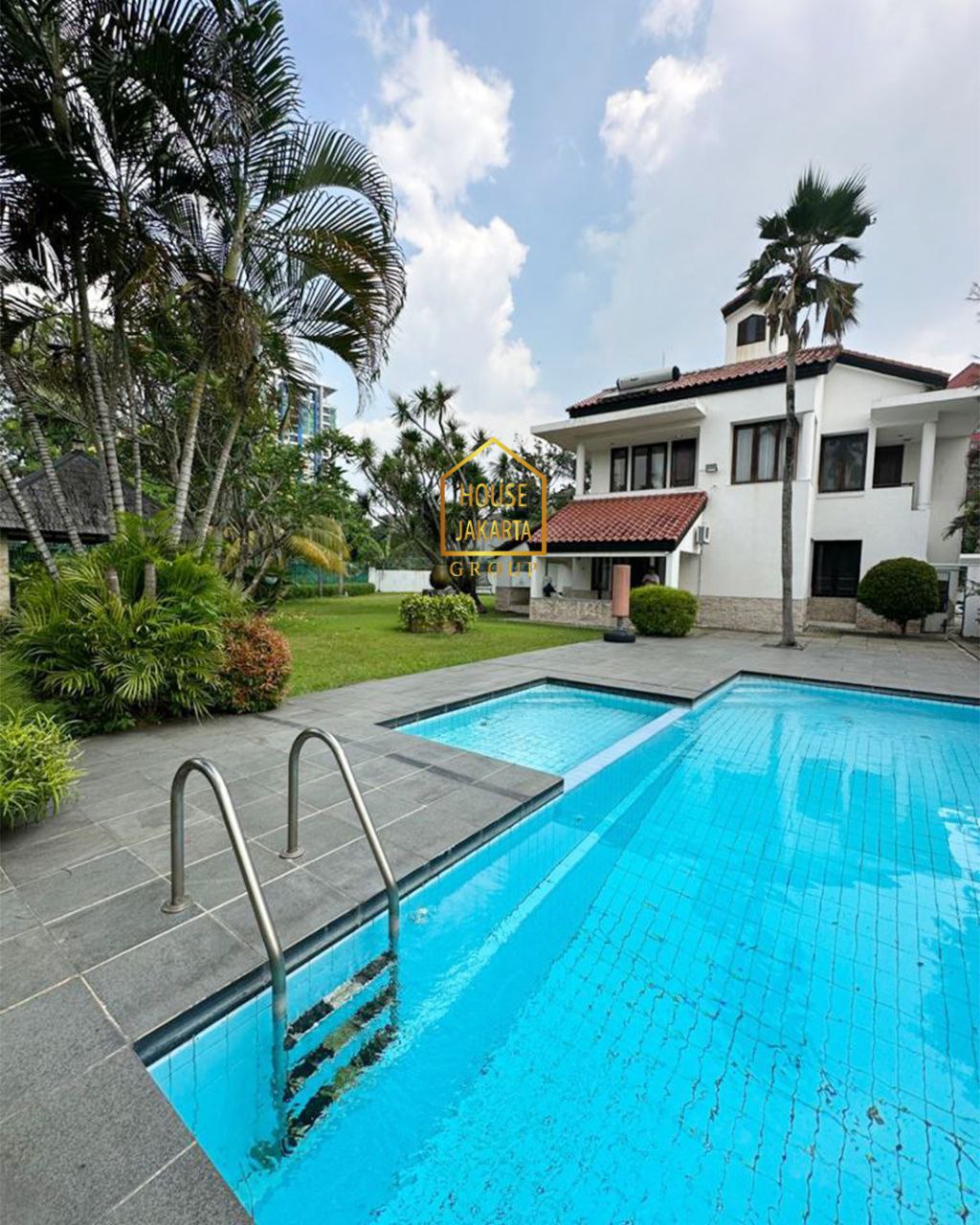 HS1652 Rumah Siap Huni 2 Lantai + Basement dan Pool, Jarang Ada View Golf