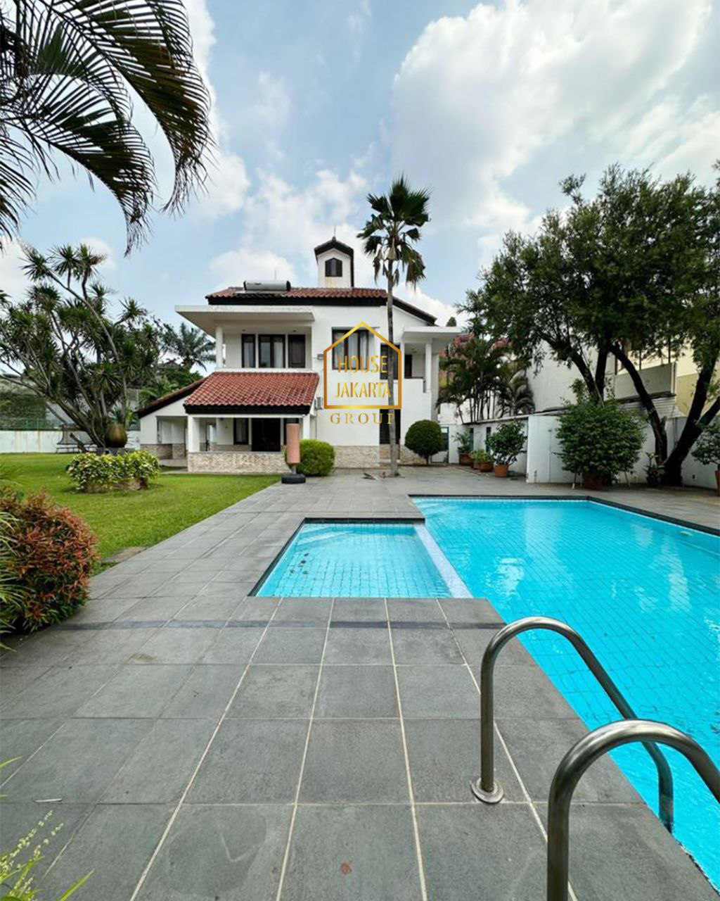 HS1652 Rumah Siap Huni 2 Lantai + Basement dan Pool, Jarang Ada View Golf