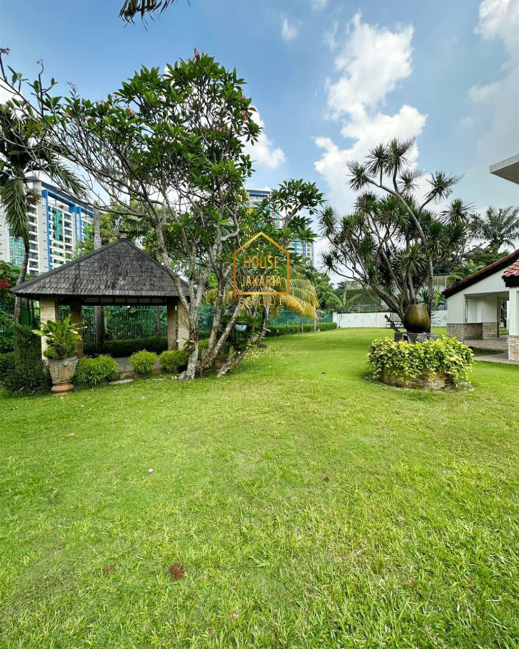 HS1652 Rumah Siap Huni 2 Lantai + Basement dan Pool, Jarang Ada View Golf