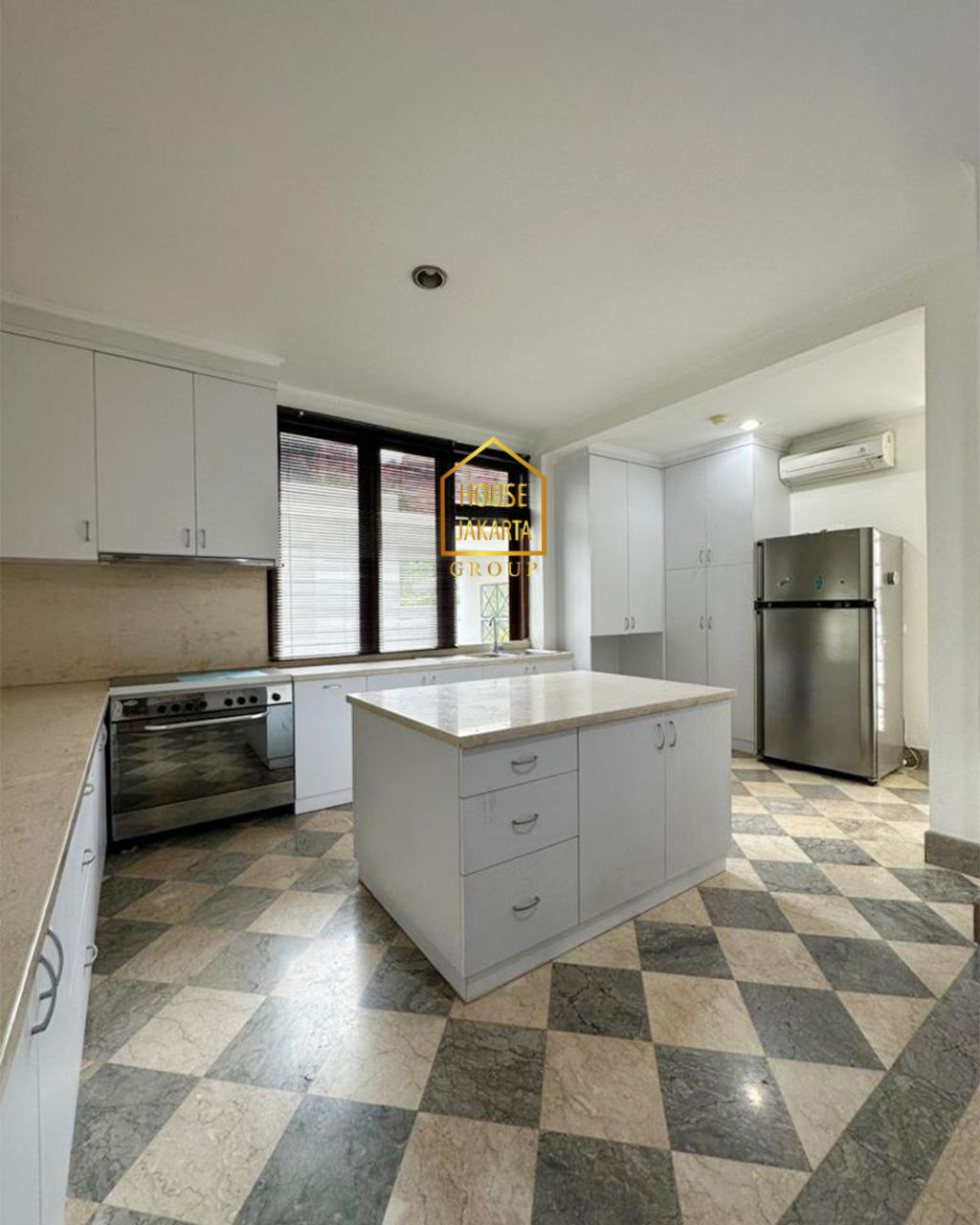 HS1652 Rumah Siap Huni 2 Lantai + Basement dan Pool, Jarang Ada View Golf