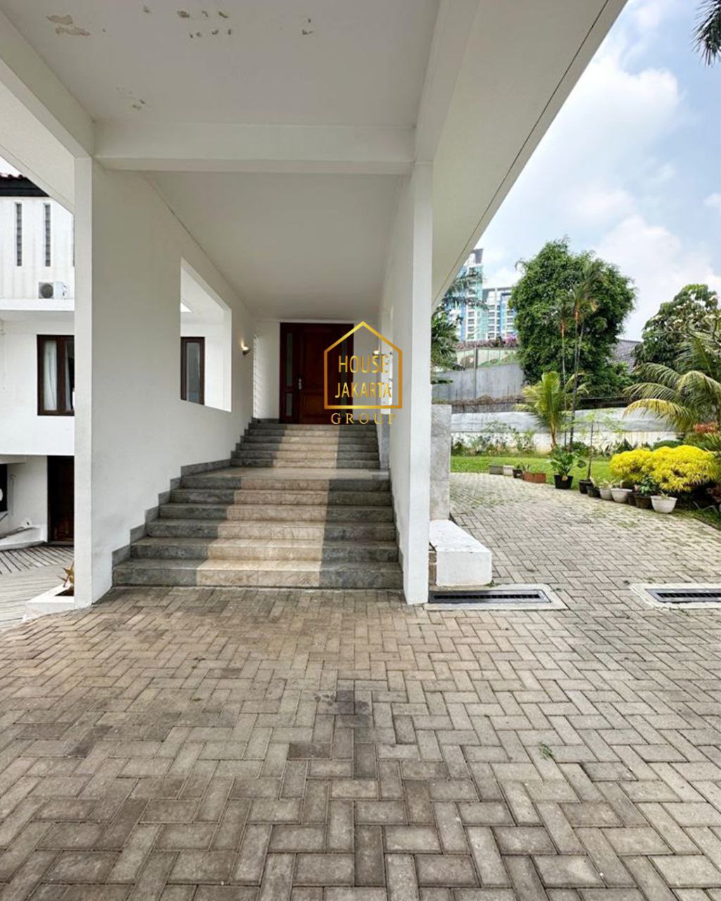 HS1652 Rumah Siap Huni 2 Lantai + Basement dan Pool, Jarang Ada View Golf