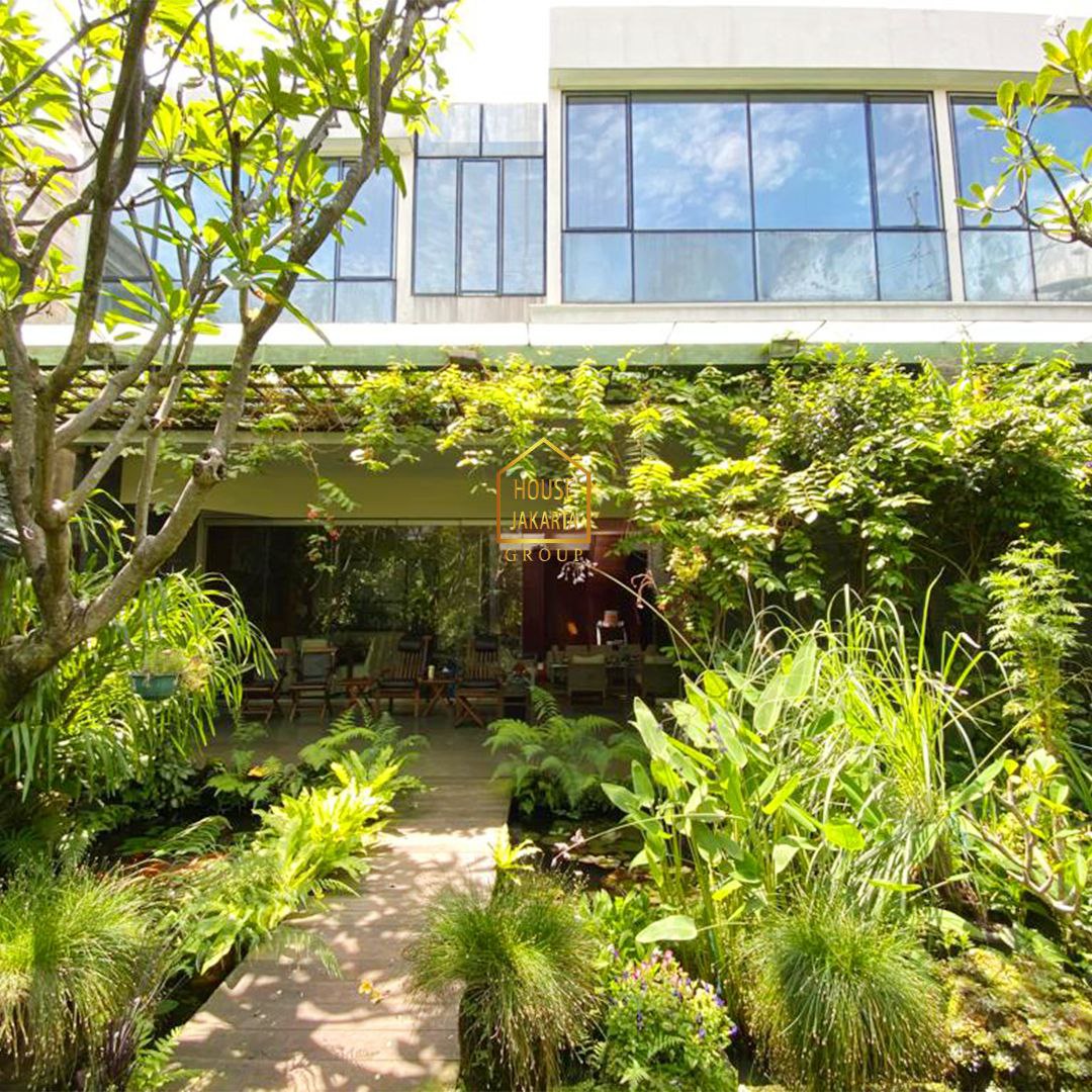 HS1657 Rumah Siap Huni dengan Taman Luas. Daerah Tenang, Asri, & Elite