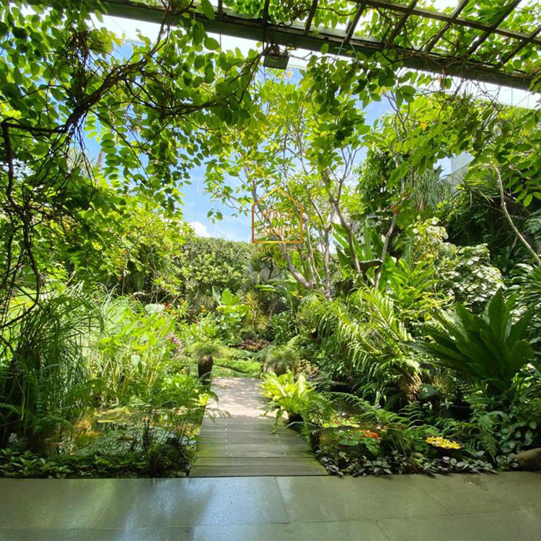 HS1657 Rumah Siap Huni dengan Taman Luas. Daerah Tenang, Asri, & Elite