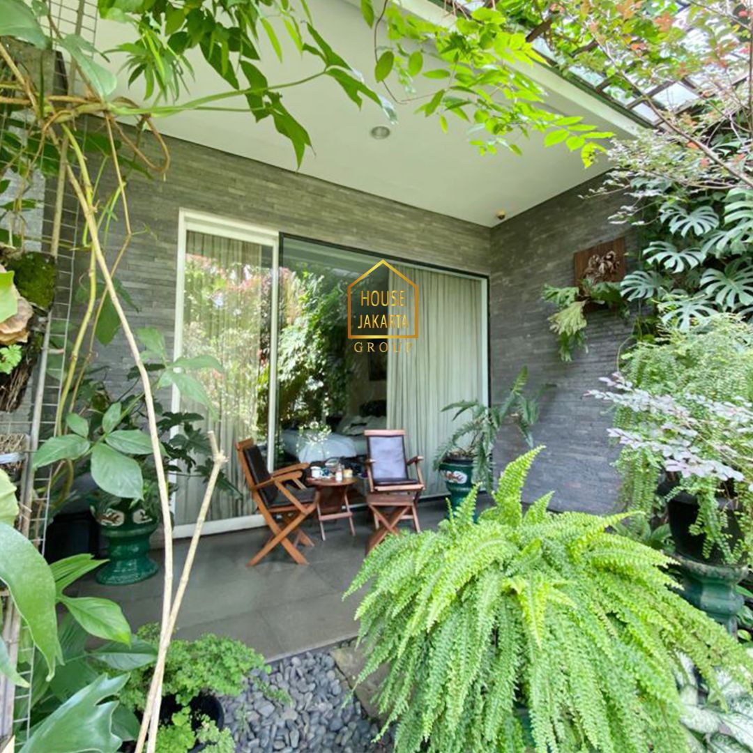 HS1657 Rumah Siap Huni dengan Taman Luas. Daerah Tenang, Asri, & Elite