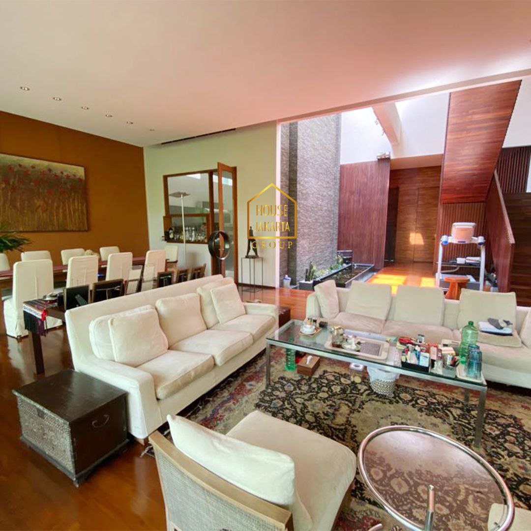 HS1657 Rumah Siap Huni dengan Taman Luas. Daerah Tenang, Asri, & Elite