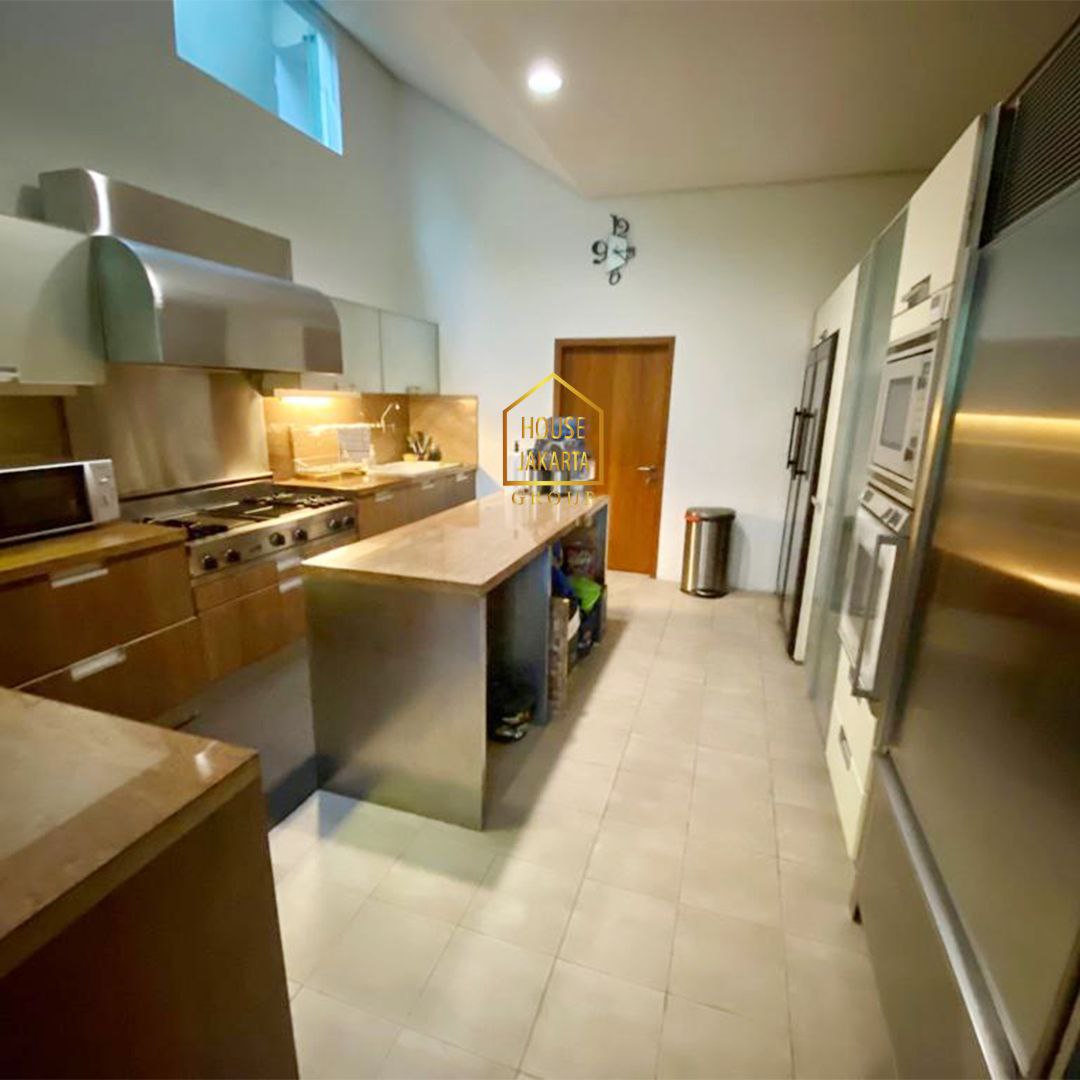 HS1657 Rumah Siap Huni dengan Taman Luas. Daerah Tenang, Asri, & Elite