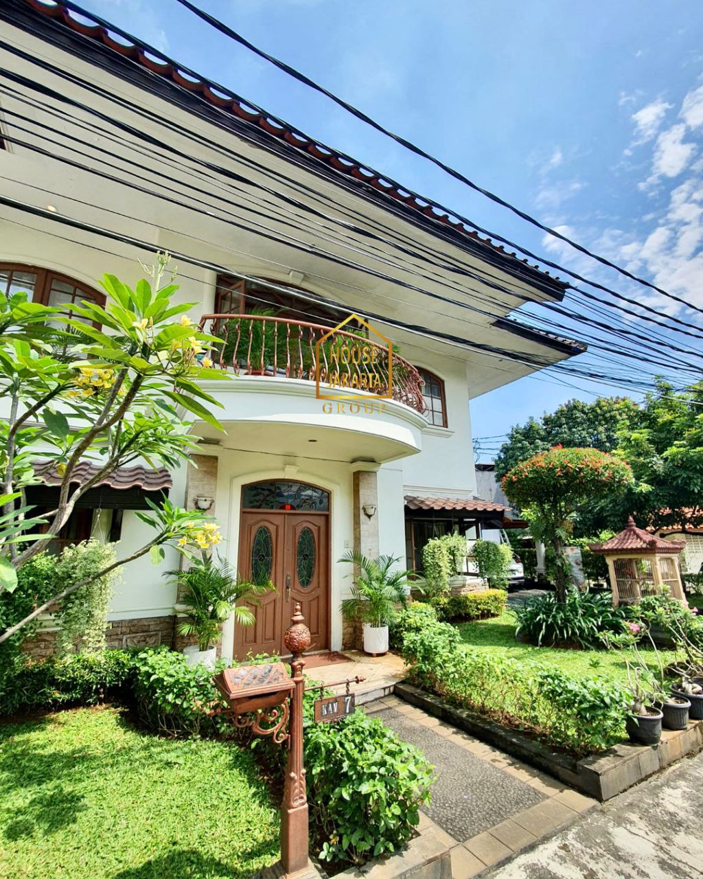 HS1660 Rumah  3 Lantai Ada Pool. Design Mediterranean Classic. Ada Lapangan Tenis. Security 24 Jam